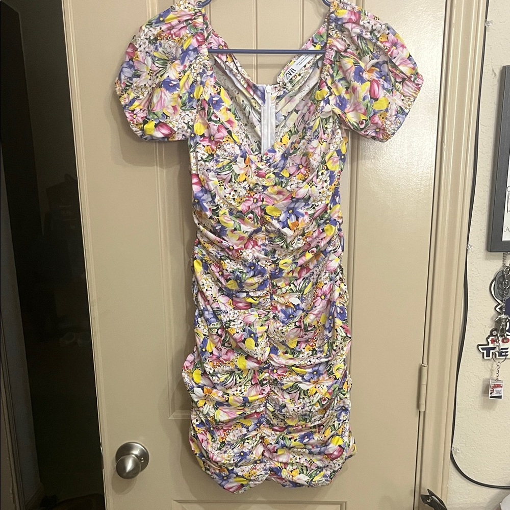 Zara Mini Ruched Floral Puff Sleeve Medium Dress